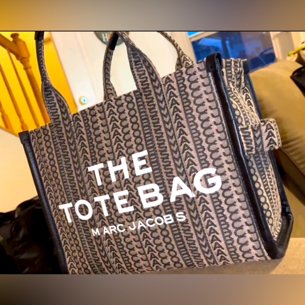 The tote bag Marc Jacobs monogram